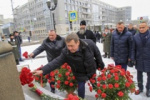 Новосибирцы возложили цветы к бюсту Покрышкина